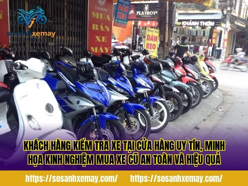 Khách hàng kiểm tra xe tại cửa hàng uy tín, minh họa kinh nghiệm mua xe cũ an toàn và hiệu quả