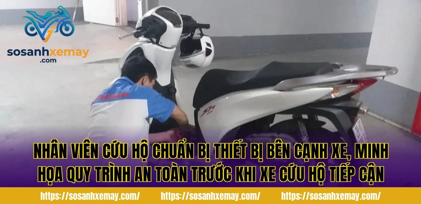 Nhân viên cứu hộ chuẩn bị thiết bị bên cạnh xe, minh họa quy trình an toàn trước khi xe cứu hộ tiếp cận
